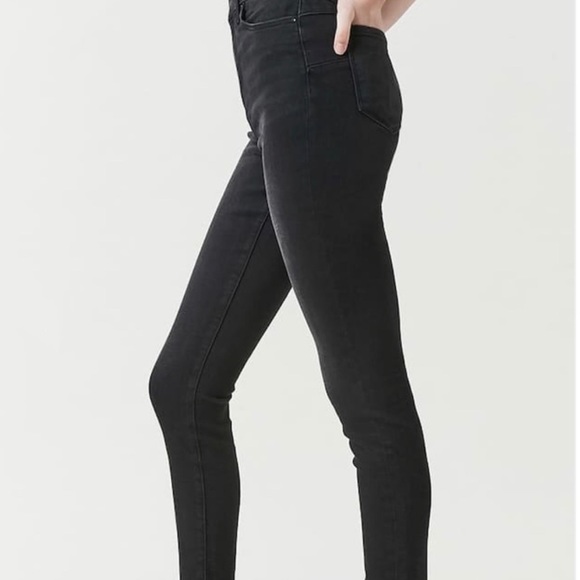 Forever 21 Denim - NWOT! Forever 21 Mid-Rise Push Up Jeans